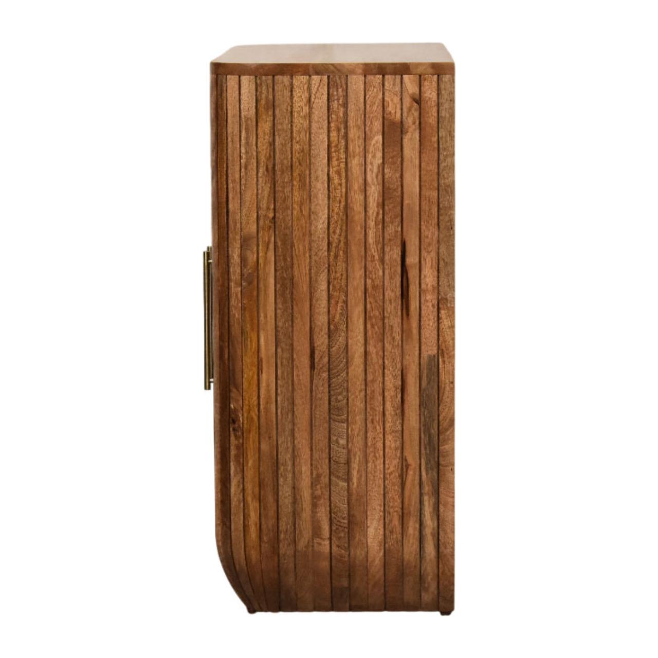 Schrank mit geriffelter Rundung