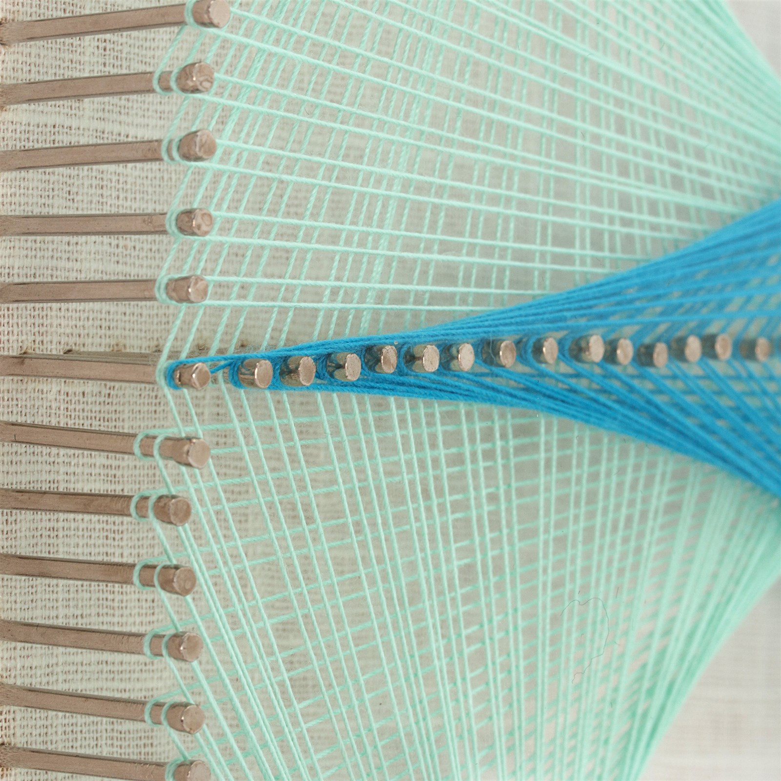 Abstraktes Faden-Wandbild in Modernem Design