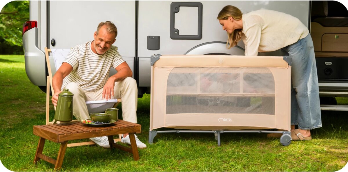 MoMi BELOVE PLUS – Babyreisebett mit Matratze, Spielbogen & Wickeltisch, 2 Ebenen, Zubehör inkl. – Beige