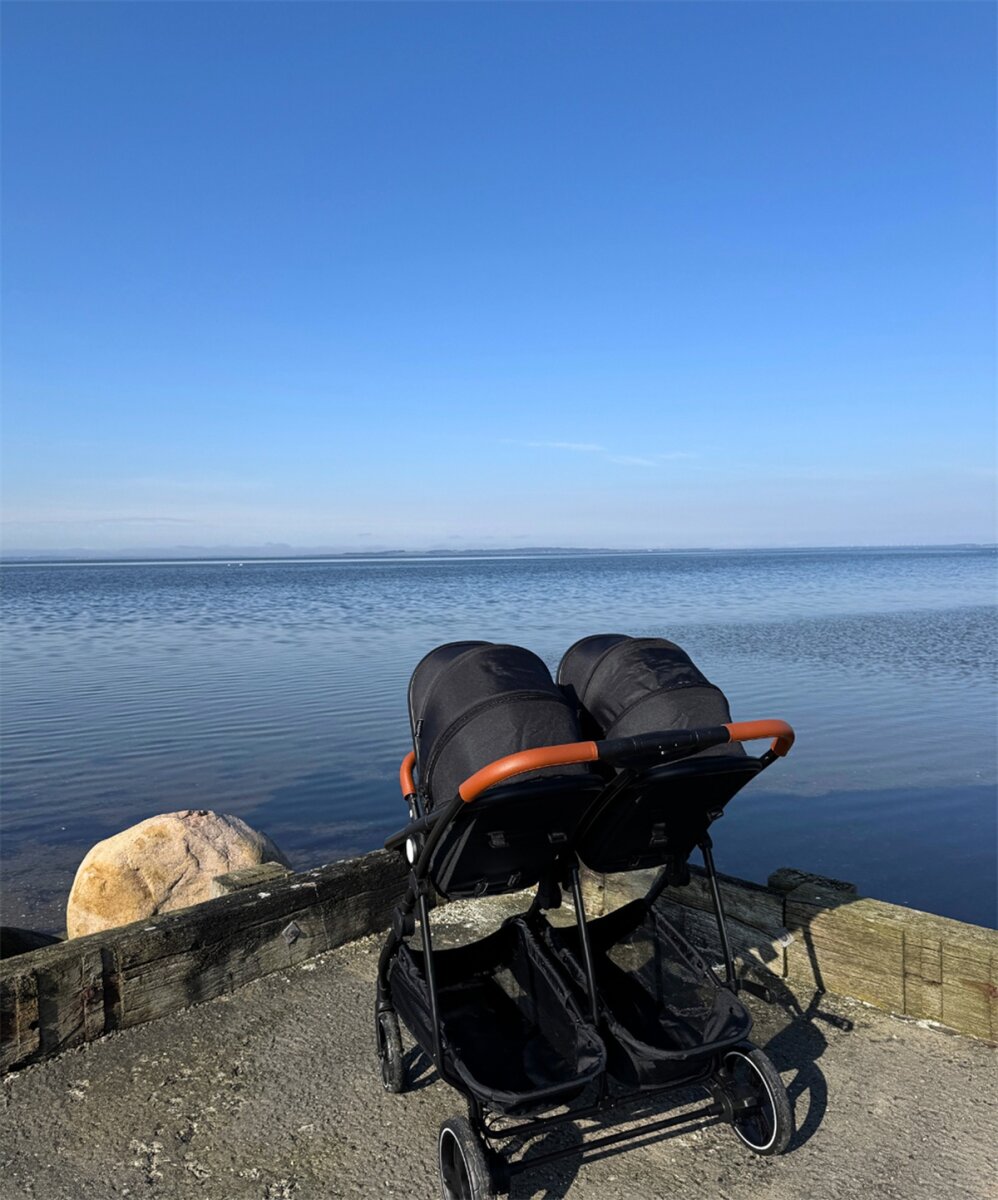 BabyTrold Sibbi Duo night Geschwisterwagen für zwei Kinder mit drehbaren Sitzen und Eco-Leder