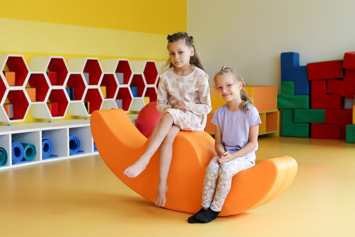IGLU Double Rocker Buddy - Orange - Kinderschaukel/Wippe mit 2 Bögen aus Schaumstoff für Kinder 1–10 Jahre