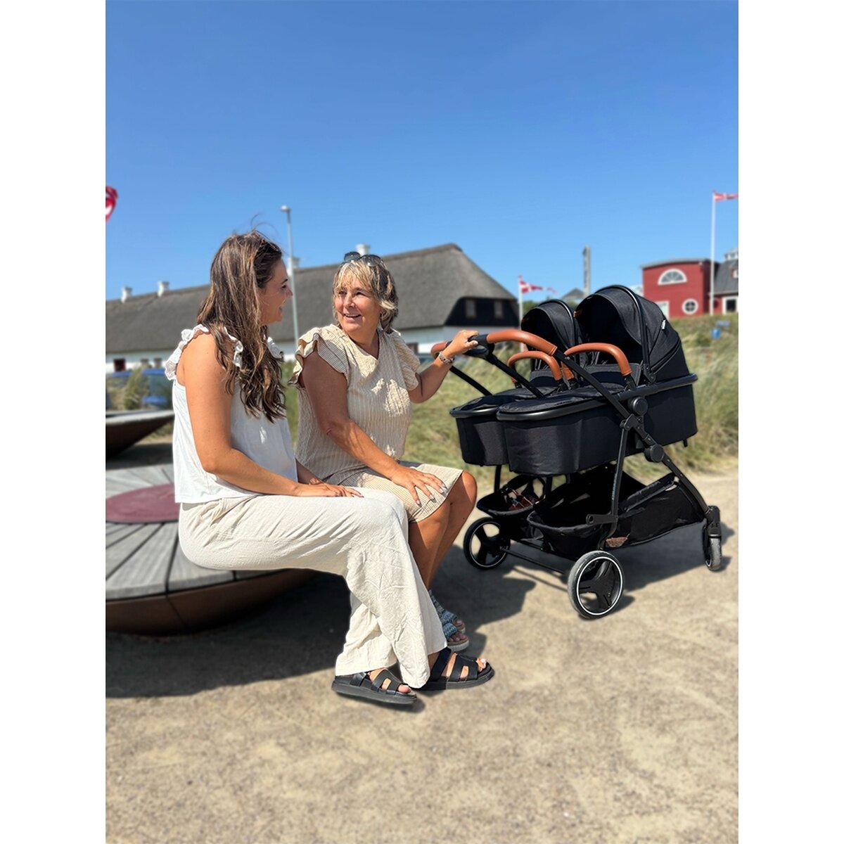 BabyTrold Sibbi Duo night Geschwisterwagen für zwei Kinder mit drehbaren Sitzen und Eco-Leder