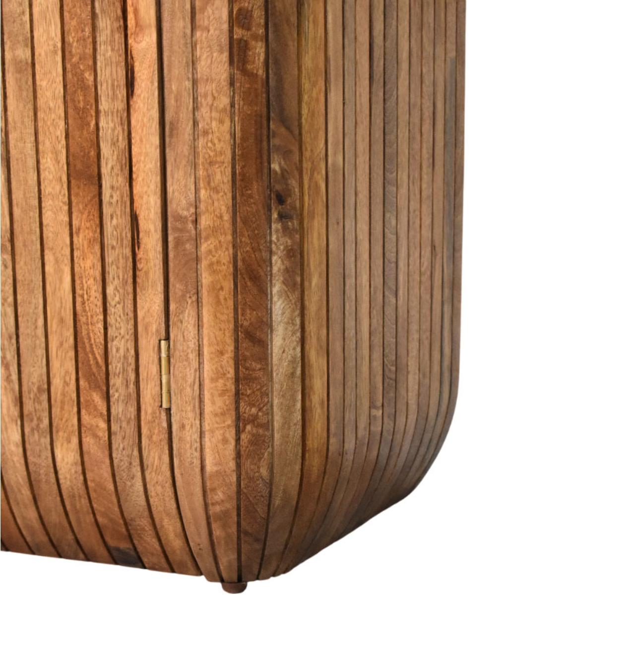 Schrank mit geriffelter Rundung