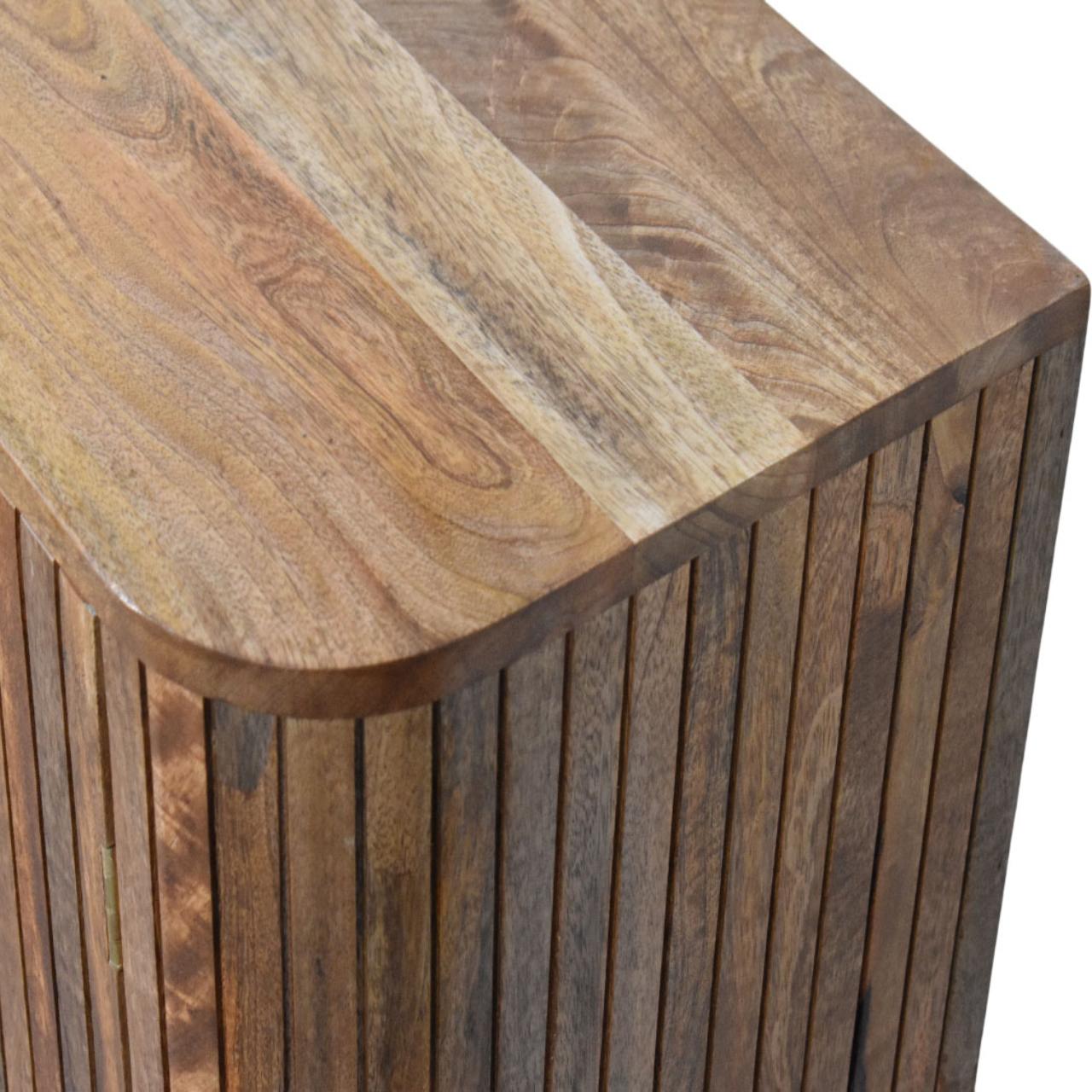 Schrank mit geriffelter Rundung