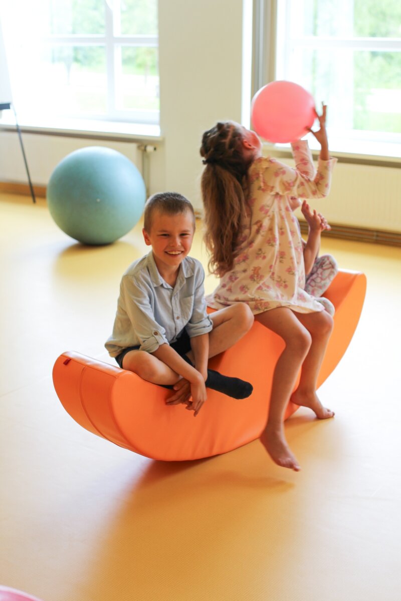 IGLU Double Rocker Buddy - Orange - Kinderschaukel/Wippe mit 2 Bögen aus Schaumstoff für Kinder 1–10 Jahre