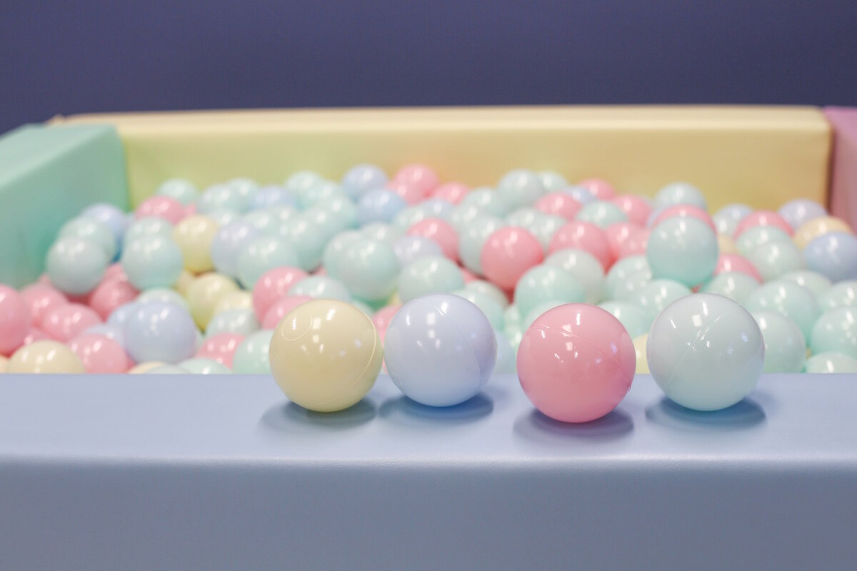 IGLU Bällebad Mehrfarbig mit Bällen in Pink/Blau/Mint/Gelb