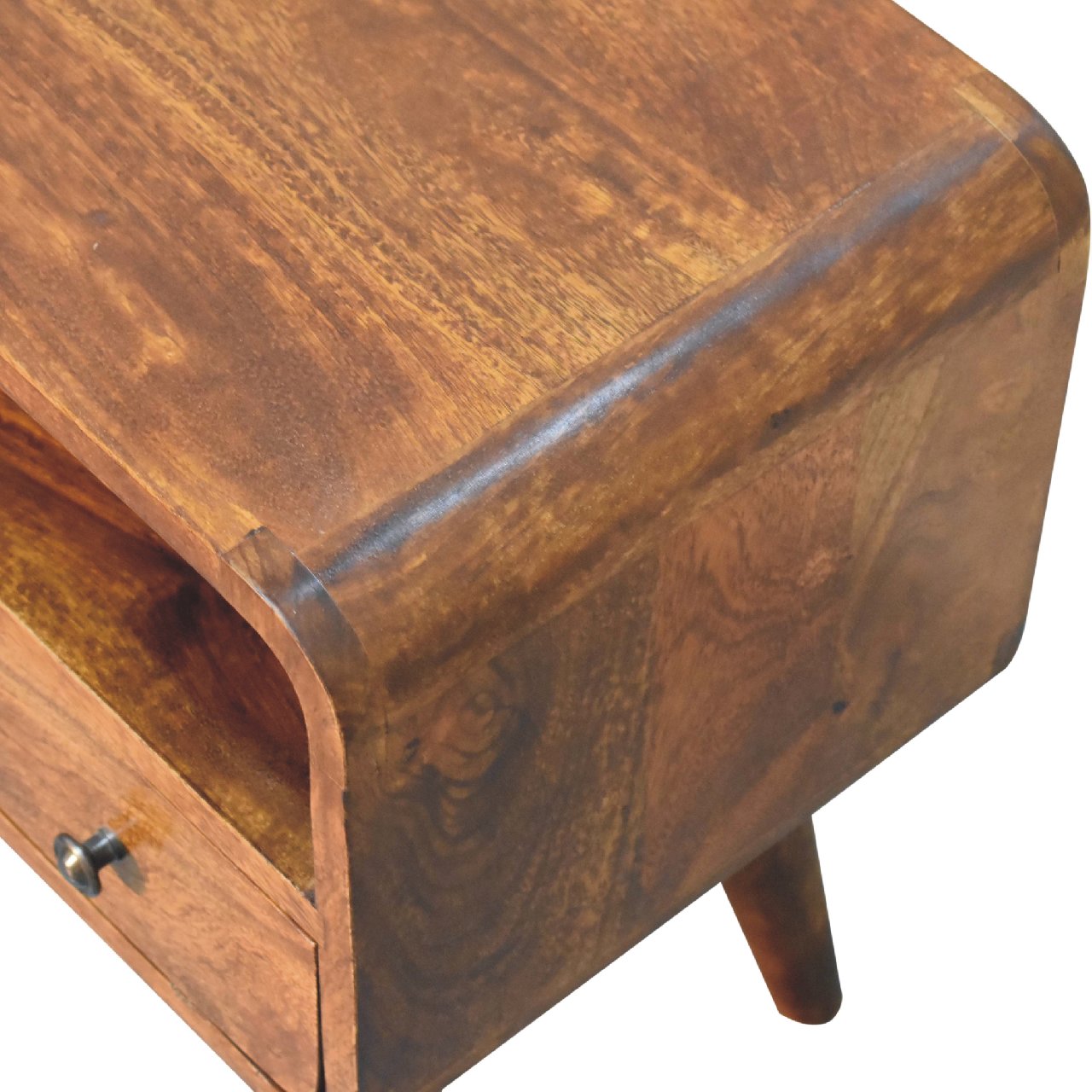 Mini-Medienmöbel „Chestnut“ in geschwungener Form