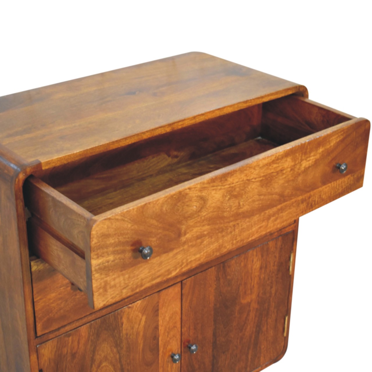 Geschwungener Schrank im nordischen Stil