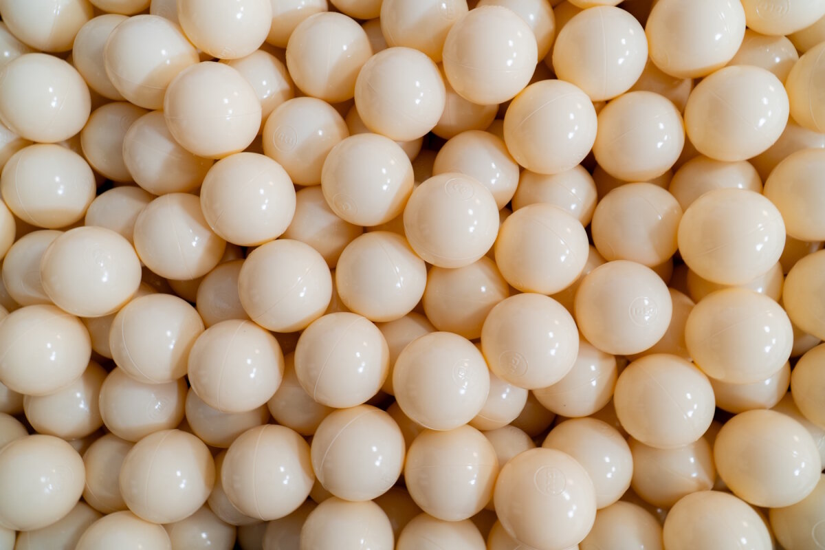IGLU Bällebad Mehrfarbig mit Bällen in Hellen Beige Farben