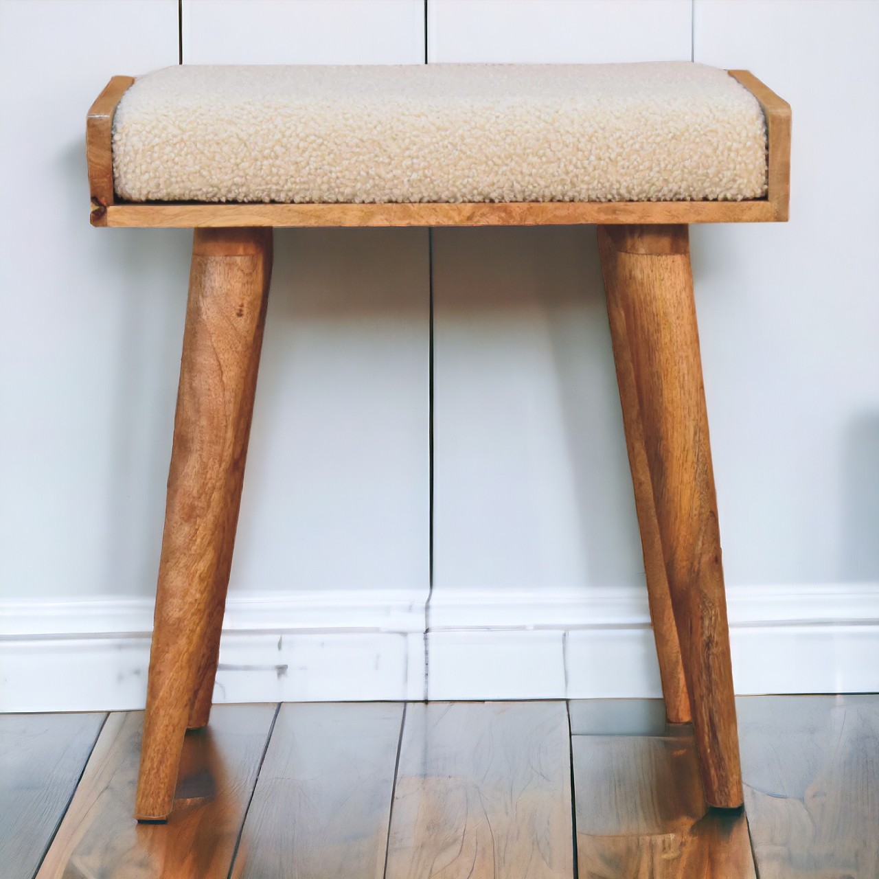 Fußhocker im Stil eines cremefarbenen Tabletts aus Bouclé