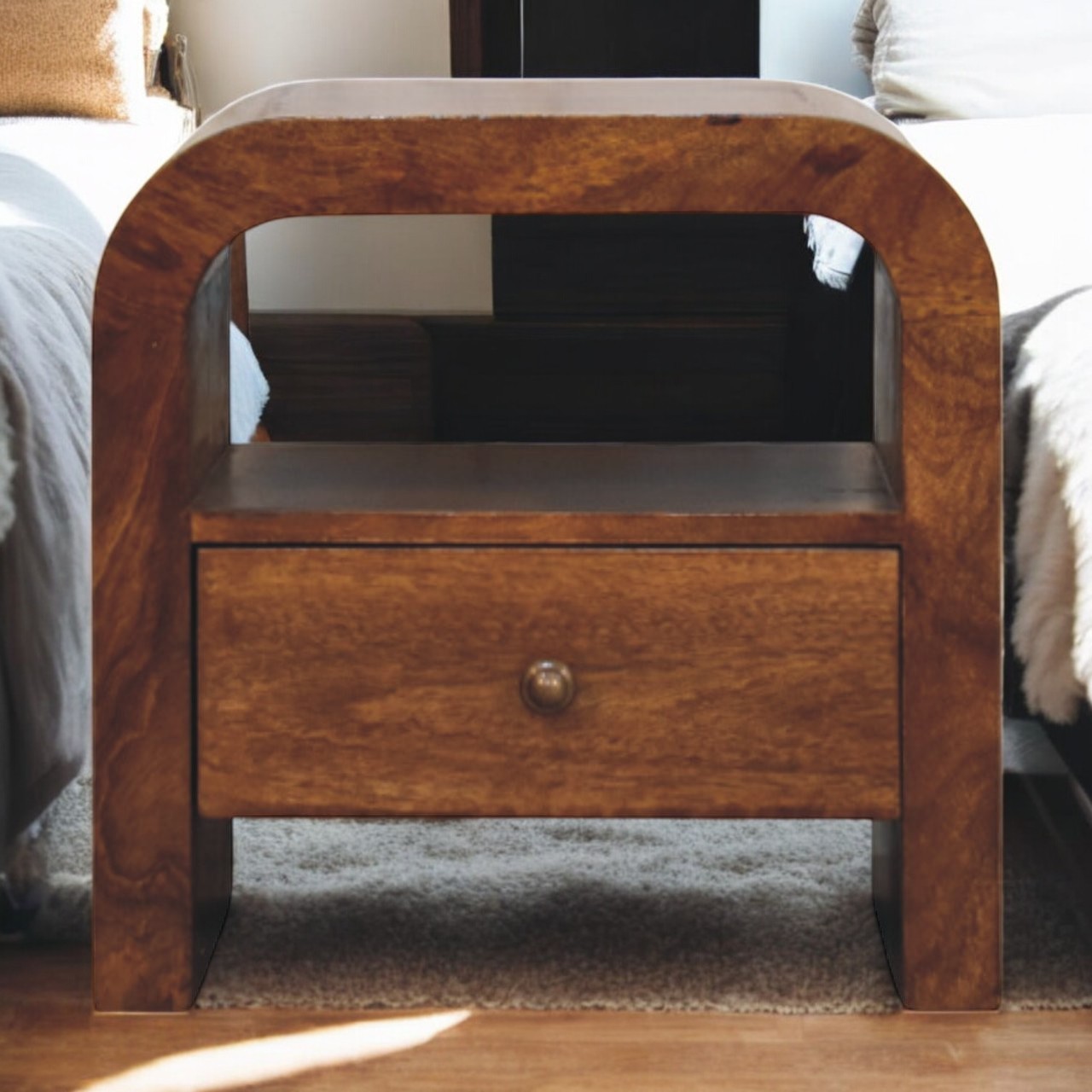 Darcy Chestnut Nachttisch mit Schublade und offenem Regal