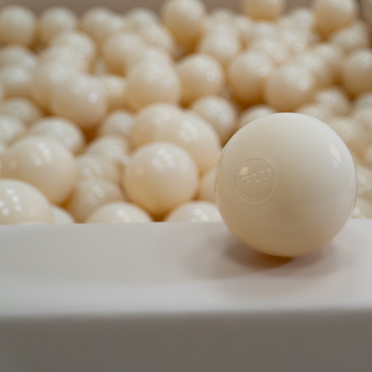 IGLU Bällebad Mehrfarbig mit Bällen in Hellen Beige Farben