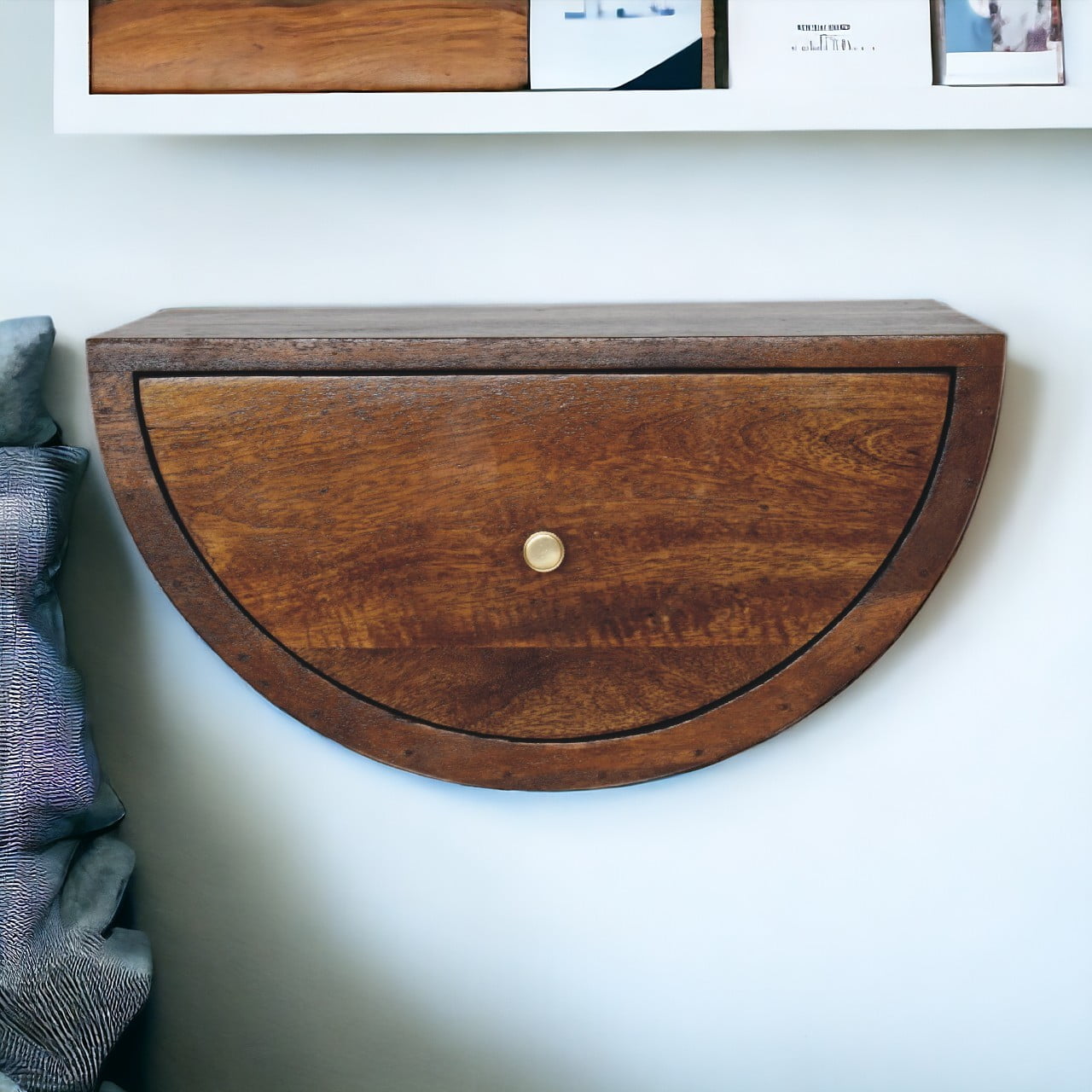 Chestnut Crescent Schwebendes Nachttischchen