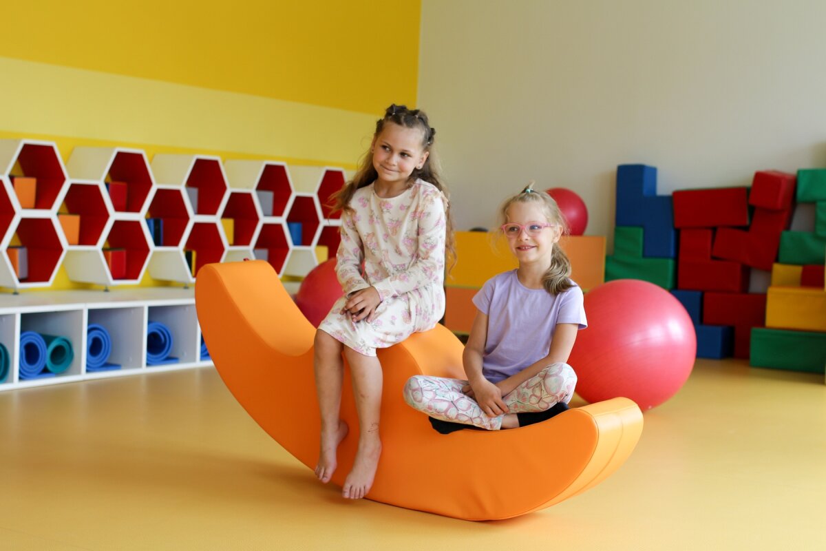 IGLU Double Rocker Buddy - Orange - Kinderschaukel/Wippe mit 2 Bögen aus Schaumstoff für Kinder 1–10 Jahre