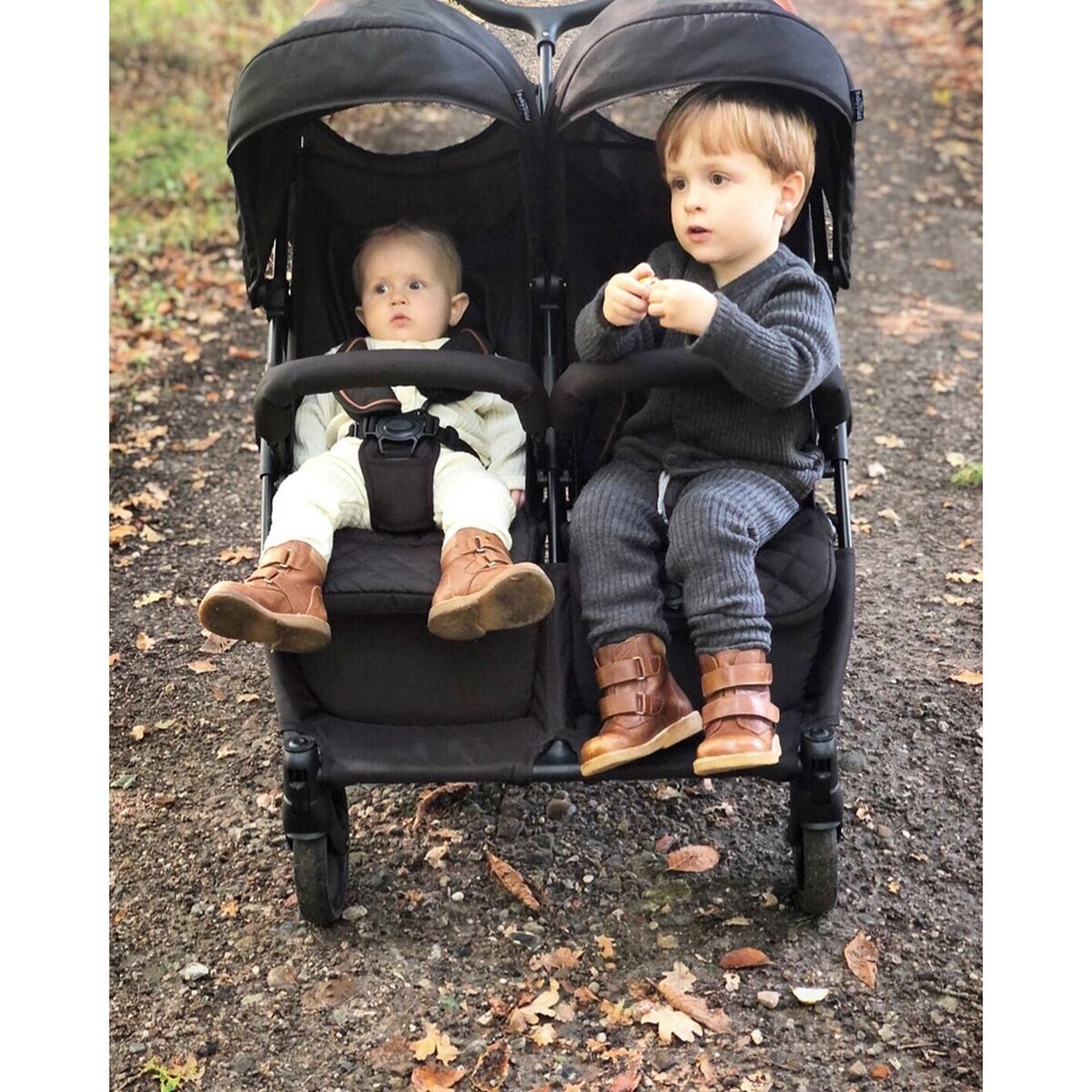 BabyTrold OS2 Zwillingsbuggy Schwarz, verstellbar, pannensichere Räder