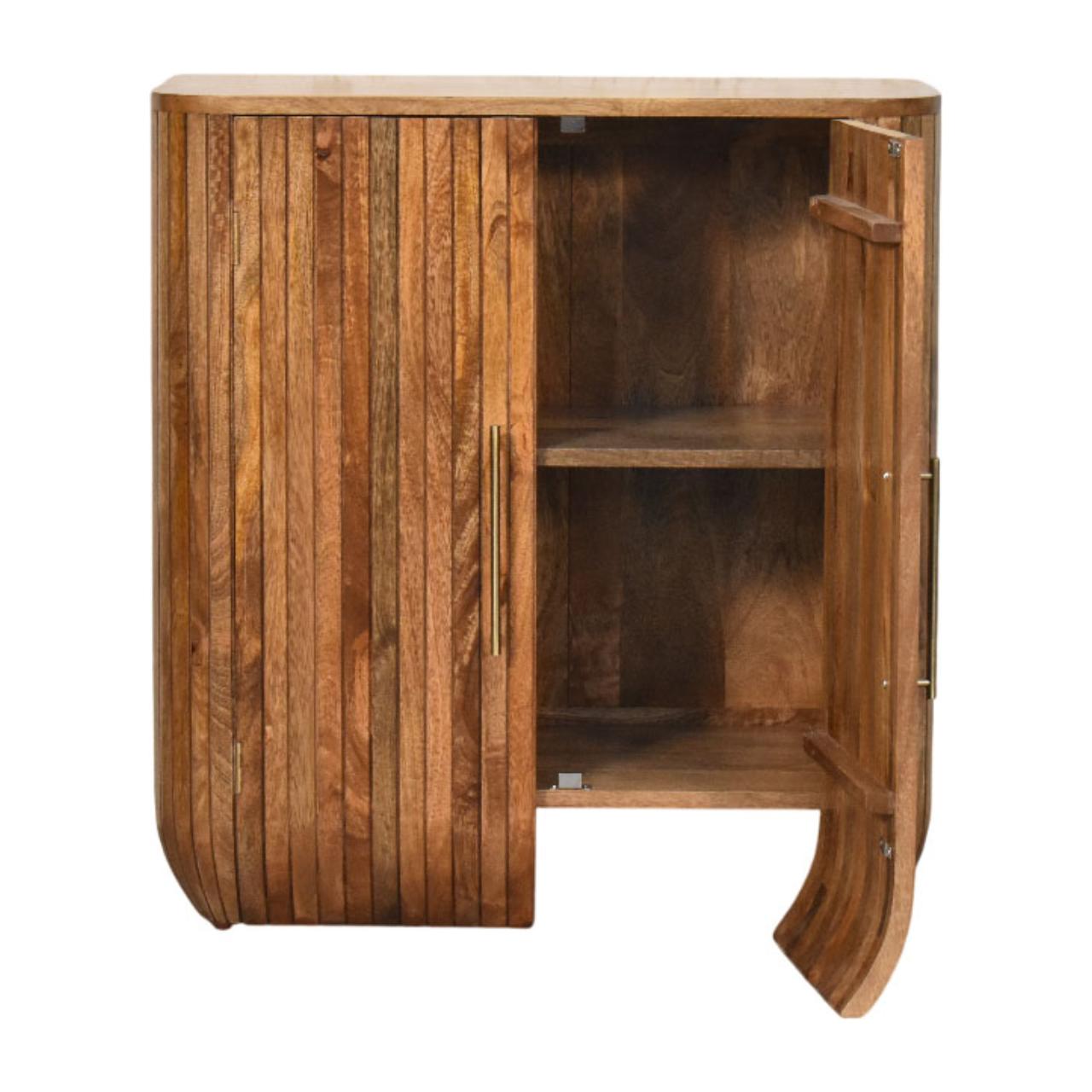 Schrank mit geriffelter Rundung