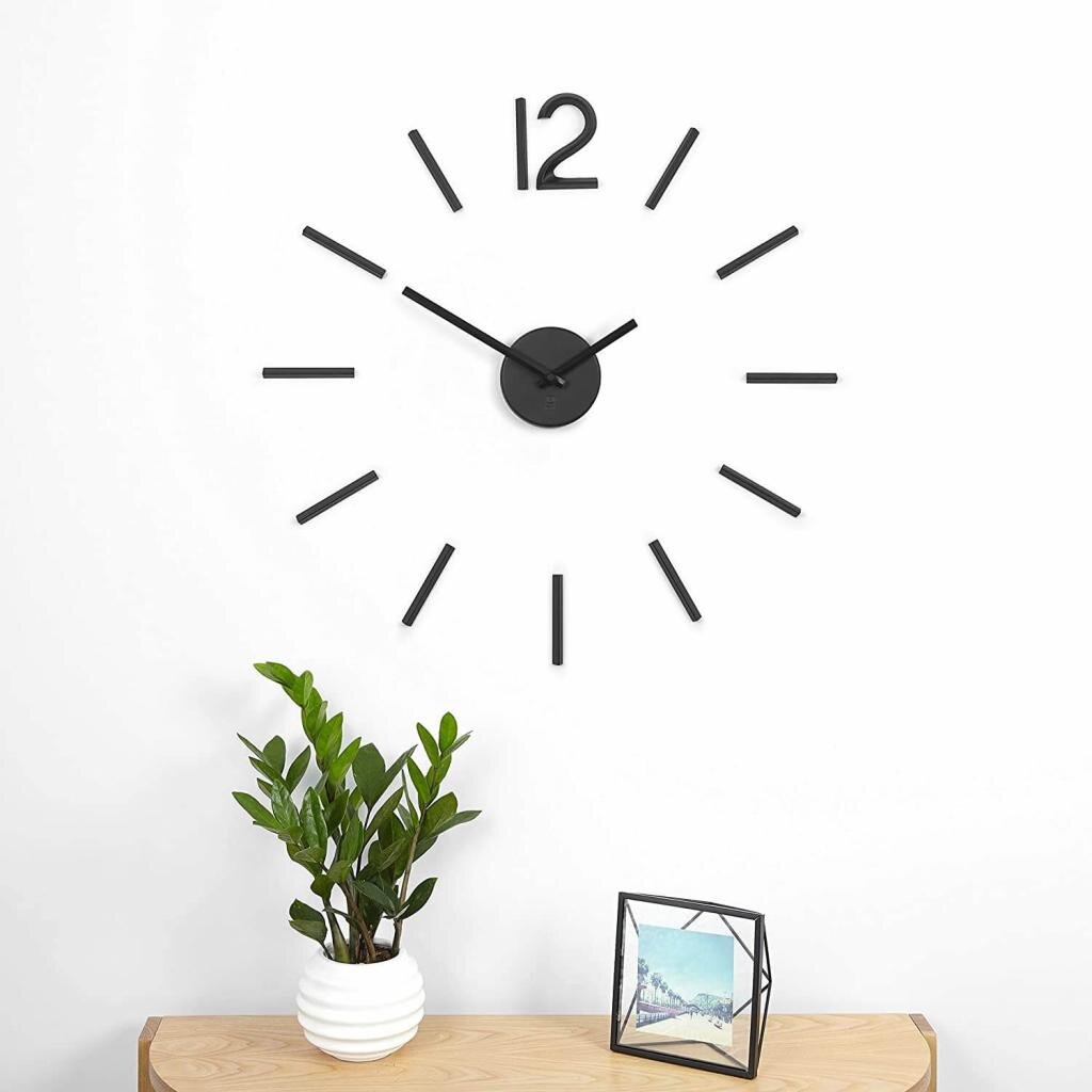 Umbra BLINK DIY Quarz Wanduhr ohne Rahmen als Wanddekoration aus Metall mit Ziffern zum Aufkleben
